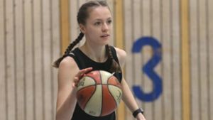 Nadine Sasse steht mit 15 Jahren bereits im Frauen-Team des TSV Malmsheim – und zählt dort zu den Stützen. Foto: Andreas Gorr