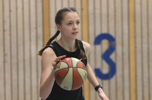 Nadine Sasse steht mit 15 Jahren bereits im Frauen-Team des TSV Malmsheim – und zählt dort zu den Stützen. Foto: Andreas Gorr