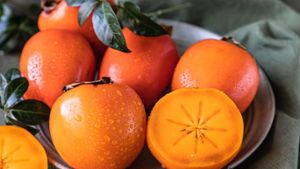 Geschmacklich ähnelt die Kaki einer Mischung aus Aprikose und Honigmelone. Foto: Maslova Valentina/Shutterstock.com