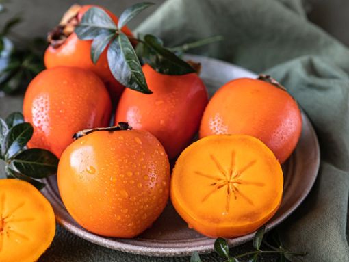 Geschmacklich ähnelt die Kaki einer Mischung aus Aprikose und Honigmelone. Foto: Maslova Valentina/Shutterstock.com
