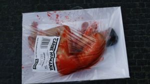 Die Aufkleber auf den Verpackungen preisen „Menschenfleisch“ an. Foto: AFP