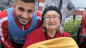 Die 94-jährige Margarete mit VfB-Stürmer Deniz Undav. Foto: Privat