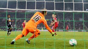 Ausgangspunkt der VfB-Niederlage in Mönchengladbach: Borussia-Stürmer Raffael trifft zum 1:0. Foto: Getty