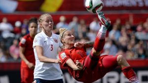 Anja Mittag (rechts) im WM-Spiel in Kanada gegen die Norwegerinnen. Foto: AP
