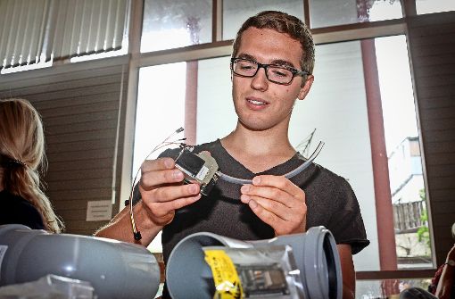 Tim Göhner übt zum Auftakt der Aktion, wie man ein  Feinstaub-Messgerät zusammenbaut. Foto: factum/Bach