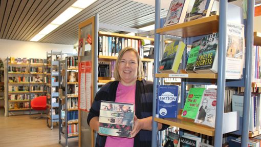 Hat viel mehr im Angebot als Bücher. Susanne Dosch, die Leiterin der Bücherei. Foto: /Holowiecki