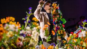 Ein Rapper im Blumenmeer: Casper in der Schleyerhalle Foto: Lichtgut/Christoph Schmidt