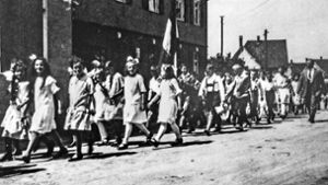Ein Ort im Ausnahmezustand: Die Aufnahme aus dem Jahr 1929 zeigt den Owener Maientags-Festzug in der Foto: Ines Rudel