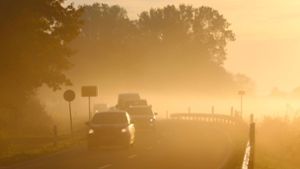 Auf dem Weg zur Arbeit: gerade am Morgen kann sich Nebel bilden. Foto: IMAGO/BildFunkMV/IMAGO