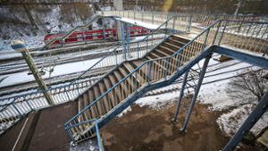 Ein Anblick, an den man sich leider gewöhnen muss: Der alte Steg am Bahnhof wird frühestens Ende 2023 abgerissen. Foto: Gottfried / Stoppel