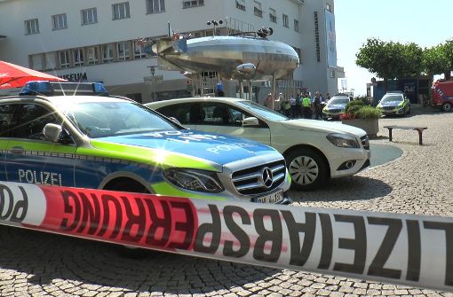 Wegen einer Bombendrohung hat die Polizei in Friedrichshafen (Bodenseekreis) die Stadtbibliothek evakuiert. Foto: dpa