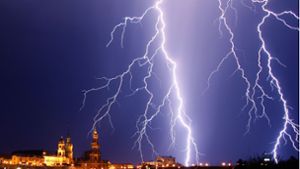 Ein Blitz setzt mit einem Schlag gewaltige Energiemengen frei: Das kann zu größeren Schäden führen. Foto: R/lf Hirschberger/dpa