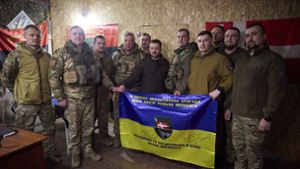 Der ukrainische Präsident Wolodymyr Selenskyj bei einem Truppenbesuch nahe der Frontlinie Foto: dpa/Uncredited