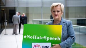 Renate Künast  bei einer Protestaktion vor der Fraktionssitzung von Bündnis 90/Die Grünen im Deutschen Bundestag. Foto: dpa/Bernd von Jutrczenka