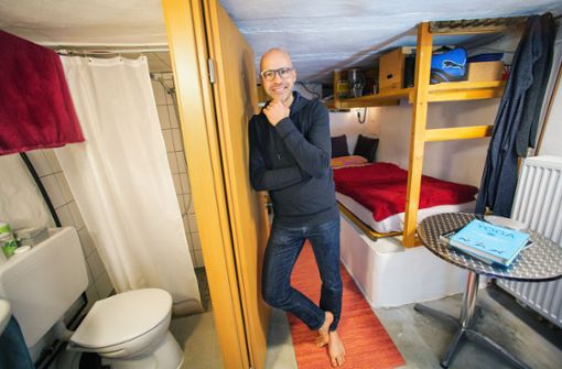 Dusche, WC, ein Bett,  ein Tisch – das reicht dem Esslinger Rafael Treite. Foto: Ines Rudel