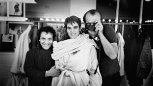 Der Schneider, das Model und der Fotograf: Azzedine Alaïa, Maria Johnson und Peter Lindbergh 1984 in Paris. Foto: Taschen Verlag