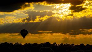 In dem Heißluftballon befanden sich 18 Menschen, sechs wurden bei der Landung verletzt. (Symbolfoto) Foto: imago/Robert Michael/Robert Michael