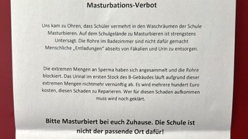 Scherz: Diese Zettel tauchten am BSZ in Leonberg auf. Foto: privat