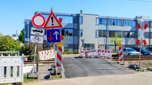Der Bereich um den Bahnübergang an der Tübinger Straße soll mittels einer sogenannten Gefahrenraumfreimeldeanlage sicherer werden. Foto: Stefanie Schlech/t