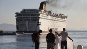 Die Fähre verlässt den Hafen von Kos mit hunderten Flüchtlingen an Bord. Foto: AP