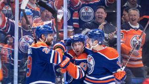 Leon Draisaitl (l) erzielte zwei Treffer für die Edmonton Oilers. Foto: Jason Franson/The Canadian Press via AP/dpa