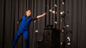 Tricks und Illusionen: Timo Marc spießt natürlich die richtige Karte auf. Foto: Svetlana Kohlmeier/Eibner-Pressefoto