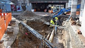 Vorbereitung für den Kanalbau: In der Arlbergstraße legen die Arbeiter unter anderem die im Untergrund liegenden Telekommunikationsleitungen um. Foto:  