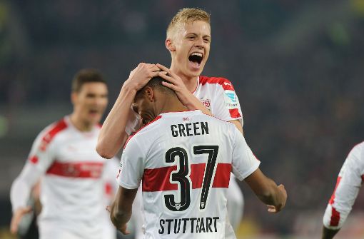 Großer Jubel nach dem 2:0 des VfB Stuttgart gegen Fortuna Düsseldorf: Timo Baumgartl herzt Julian Green. Foto: Pressefoto Baumann
