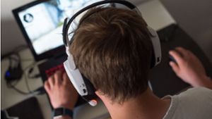 Ein junger Mann löst durch seine Schreie beim Computerspielen einen Polizeieinsatz aus. (Symbolbild) Foto: dpa/Lino Mirgeler