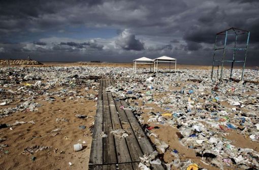 Unmengen von Plastikmüll liegen  an einem Strand des Distrikts Keserwan nördlich der libanesischen Hauptstadt Beirut. Der Abfall  wurde durch starke Winde  angeschwemmt. Foto: Foto: M/rwan Naamani/dpa