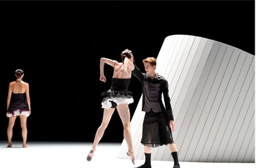 „Pure Bliss“ heißt der Abend, für den das Stuttgarter Ballett im Februar die Bühne Johan Inger überlässt. Neben „Out of Breath“ (hier mit Shaked Heller) ist auch eine Uraufführung zu sehen. Foto: Stuttgarter Ballett