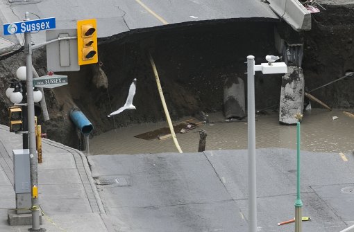 Und plötzlich war dort, wo eine vierspurige Straße verläuft, ein riesiges Loch. Foto: AFP