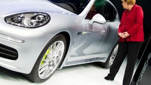 Da schaut sogar die Kanzlerin genauer hin: Der Porsche Panamera. Foto: dpa
