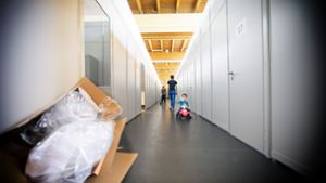 Vom Flur gehen einzelne Kojen ab – mit eigener Tür, Kühlschrank, vier Schlafplätzen und bei Bedarf auch einem Babybettchen. Foto: Horst Rudel
