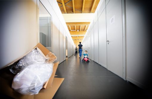 Vom Flur gehen einzelne Kojen ab – mit eigener Tür, Kühlschrank, vier Schlafplätzen und bei Bedarf auch einem Babybettchen. Foto: Horst Rudel