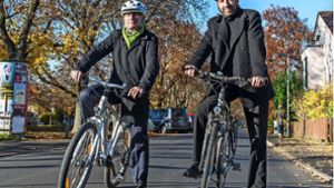 Oft mit dem Rad unterwegs: Verkehrsminister Winfried Hermann, hier beim Test  einer neuen Fahrradstraße mit dem Tübinger OB Boris Palmer (rechts) vor einigen Jahren Foto: dpa/Wolfram Kastl
