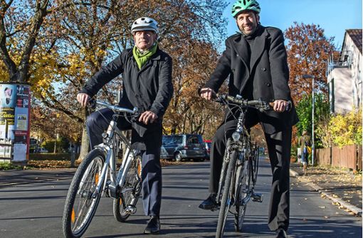 Oft mit dem Rad unterwegs: Verkehrsminister Winfried Hermann, hier beim Test  einer neuen Fahrradstraße mit dem Tübinger OB Boris Palmer (rechts) vor einigen Jahren Foto: dpa/Wolfram Kastl