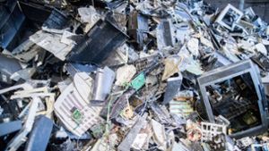 Elektroschrott liegt in einer Halle einer Recyclingfirma im nordrhein-westfälischen Lünen:  Auf dem Planeten wird einem neuen UN-Bericht zufolge immer mehr Elektroschrott produziert. Das Recycling kommt nicht hinterher. Foto: dpa/Marcel Kusch