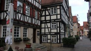 Mit „Gottlieb Daimler“ können Besucher einer Stadtführung dessen Geburtshaus in die Schorndorfer Höllgasse besuchen. Foto: Pascal Thiel