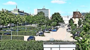 Auf dem ebenerdigen Daimler-Parkplatz könnte ein mehrgeschossiges Parkdeck entstehen. Im Erdgeschoss könnte die Freiwillige Foto: Kuhn