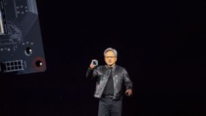 Nvidia-Chef Jensen Huang zeigt auf der hauseigenen Entwicklerkonferenz GTC den neuen KI-Chip Blackwell. Foto: Andrej Sokolow/dpa