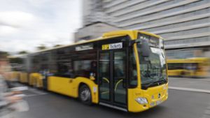 Eine Frau ist in Berlin von einem Bus überrollt worden (Symbolbild). Foto: dpa/Jörg Carstensen