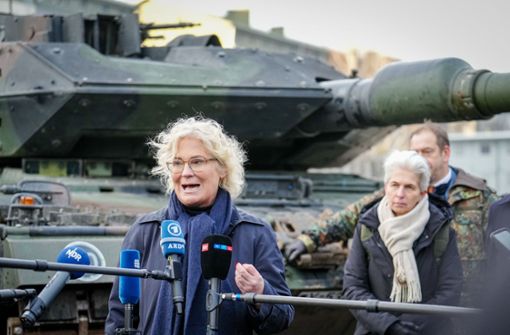 Christine Lambrecht (SPD), Bundesministerin der Verteidigung, spricht mit beim Nato-Kampfverband in Litauen. (Archivbild) Foto: dpa/Kay Nietfeld