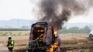Ein  Feuer in einer Ballenpresse ist auf Feld und Traktor übergesprungen Foto: 7aktuell.de/Kevin Lermer/7