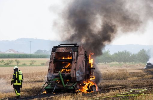 Ein  Feuer in einer Ballenpresse ist auf Feld und Traktor übergesprungen Foto: 7aktuell.de/Kevin Lermer/7