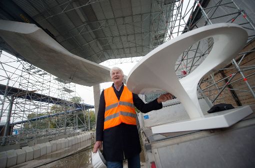 Der Architekt des Tiefbahnhofs Stuttgart 21, Christoph Ingenhoven, auf der Baustelle neben einem Modell einer Kelchstütze vor dem Teilstück eines Stützenmusters in Originalgröße Foto: dpa