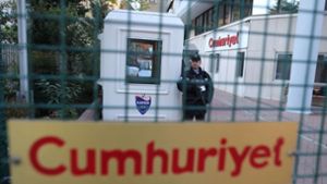Der Chefredakteur und Mitarbeiter der Cumhuriyet-Tageszeitung in Istanbul müssen ins Gefängnis. Foto: dpa