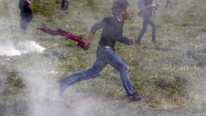 An der griechisch-mazedonischen Grenze feuern Sicherheitskräfte wieder mit Tränengas auf Flüchtlinge. Foto: AP