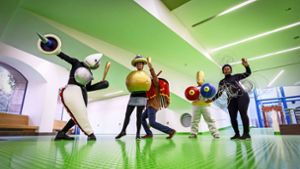 Kostümierte Besucherinnen und Besucher tanzen zusammen mit Darstellerinnen und Darstellern im Foyer der Staatsgalerie. Foto: Lichtgut/Julian Rettig