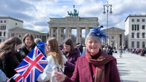 Wer am Brandenburger Tor einen guten Blick auf König Charles und „Queen Consort“ Camilla haben wollte, musste früh da sein. Foto: dpa/Sabina Crisan